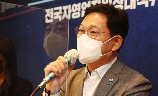송영길 민주당 대표가 3일 서울 마포구 한 커피전문점에서 열린 전국자영업자비상대책위원회 간담회에 참석해 발언하고 있다. 국회사진기자단=연합뉴스